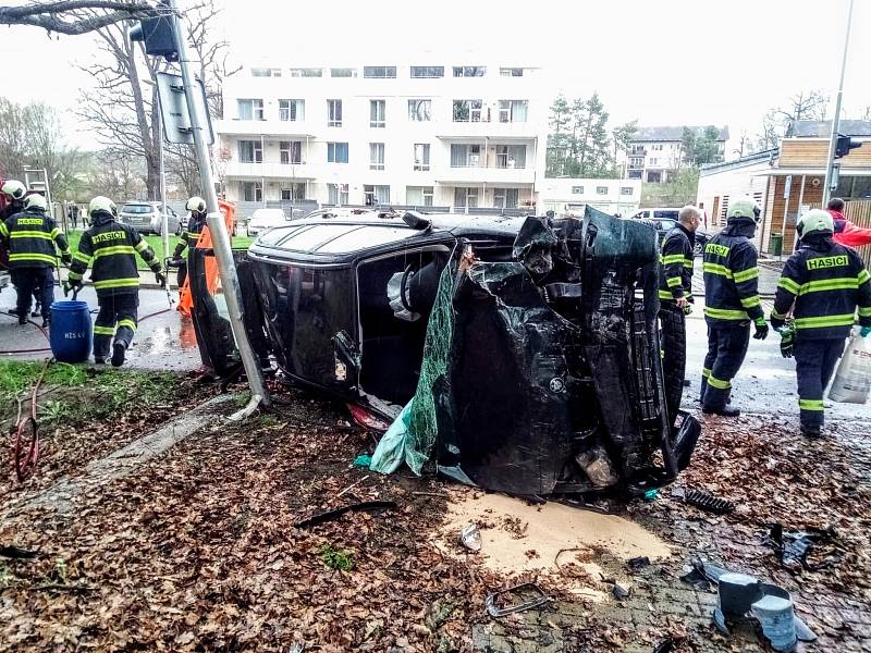 Nehoda osobního auta v Hluboké nad Vltavou.