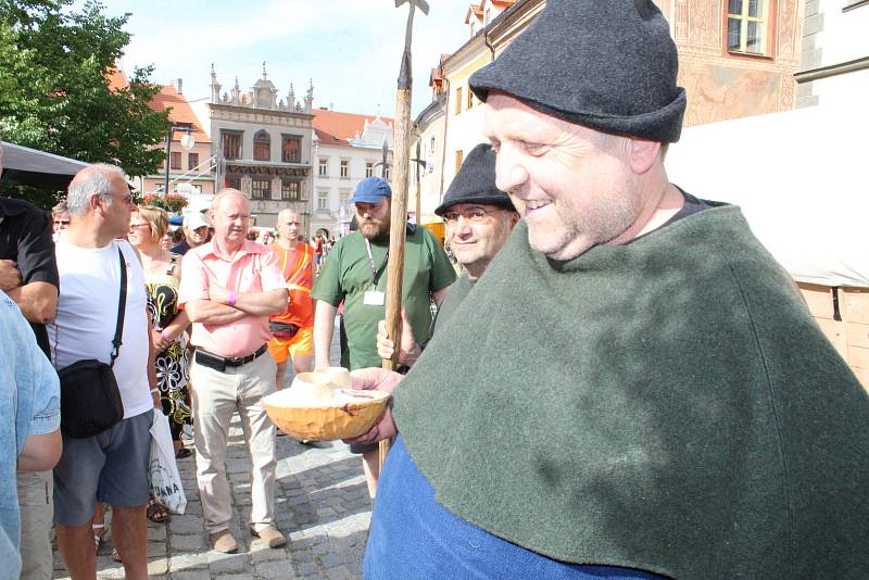 Soumaři z něneckého Grainetu přivezli čerstvou sůl. Tu předali na pódiu rychtáři, jenž ještě smlouval o ceně.