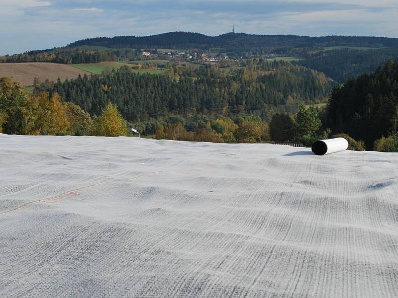 ZABALIT. Sedmdesát tisíc tun odpadu se zabalí do několika vrstev neprodyšného materiálu, spojí s podkladovou vrstvou a hermeticky uzavře. Na to pak přijde vrstva zeminy a nakonec zelená tráva.