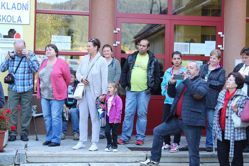 Prvňáčci ve Vodňance dostali každý svůj zvoneček a společně s třídní učitelkou Olgou Michálkouvou si první den ve škole zazvonili.