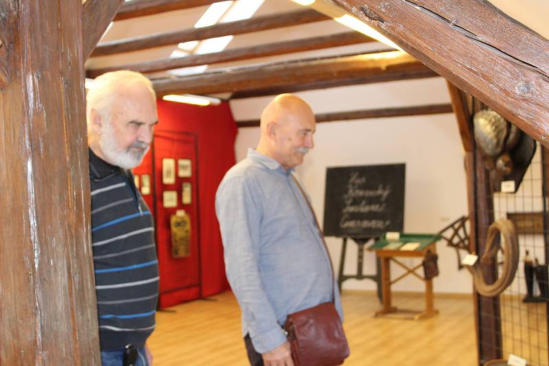 V prostorách Městského úřadu v Husinci je k vidění výstava, která provádí životem génia. Otevřeli ji samotní herci Divadla Járy Cimrmana.