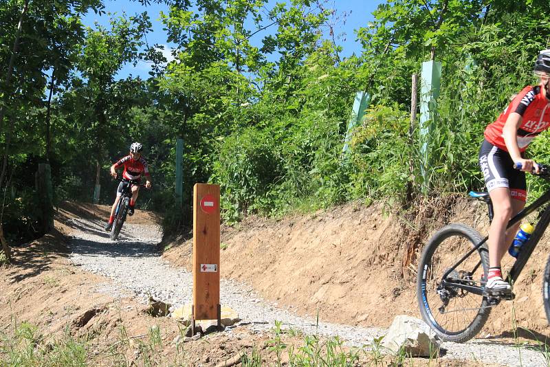 Kateřina Nash a cyklisté z LY:KO klubu Prachatice otevřeli první jízdou první prachatický singltrek.