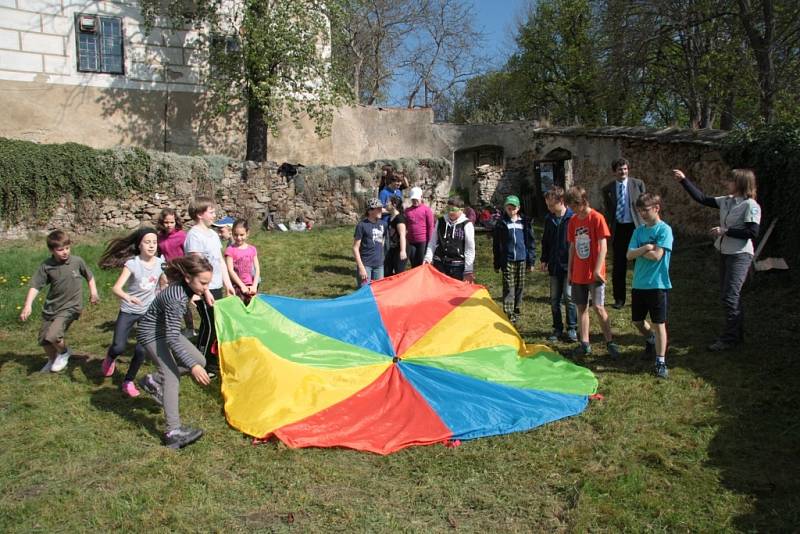 Střediska environmentální výchovy při Správě NP a CHKO Šumava uspořádala ve středu 23. dubna zábavné dopoledne ke Dni Země pro školáky z Vimperku.