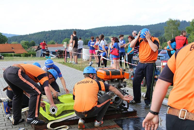 Družstva dobrovolných hasičů se v Budilově o víkendu utkala v požárním útoku.