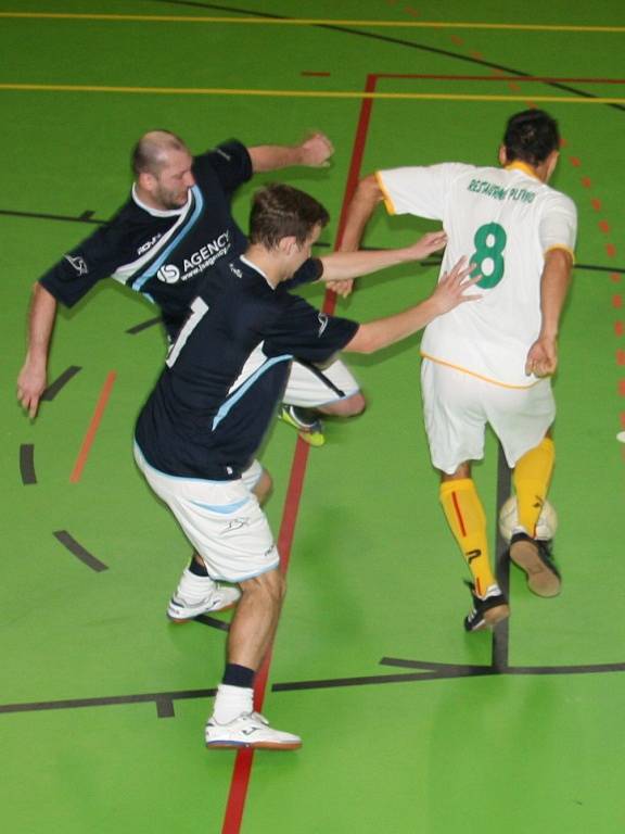 V sobotu 17. ledna se ve sportovní hale v Prachaticích odehrály zápasy krajského finále Českého poháru futsal sálové kopané. Foto z utkání SK Strabag  PT - Bombarďáci Větřní.