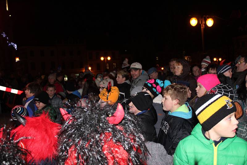 Prachatický ŠOS opět bavil děti při čertovském průvodu a představení.