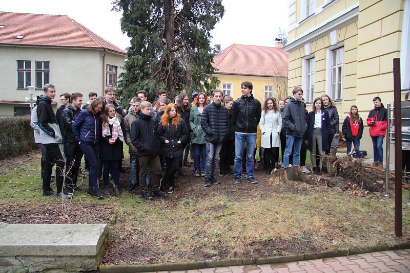 Prachatičtí gymnazisté se připojili k aktivitě Vyjdi ven!