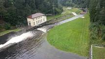 Průtok vody Husineckou přehradou ve čtvrtek 30. června v 7 hodin ráno.