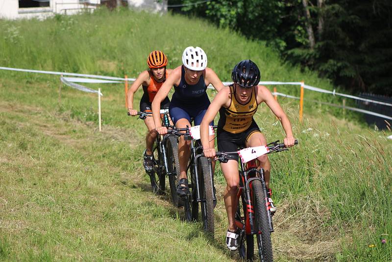 Triatlonistky připravily při Short tracku fanouškům skvělou podívanou.