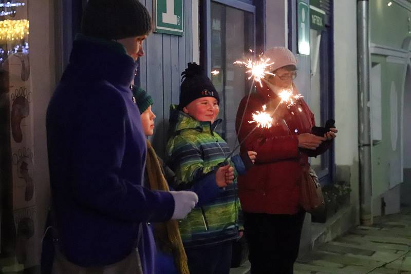 Česko zpívá koledy 2019 na náměstí ve Vimperku.