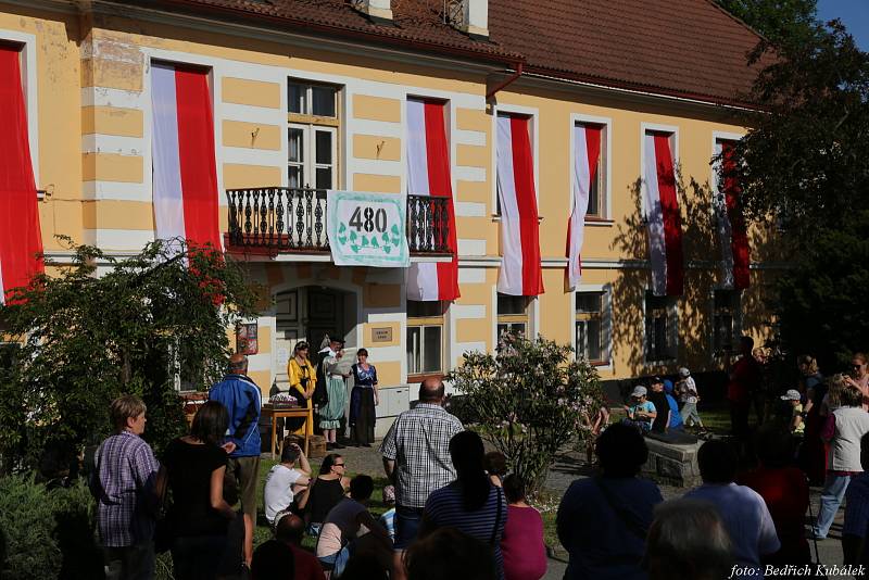 Vědomostní hru, čtení pasovacího glejtu a dobrou zábavu si užili Čkyňští při obecních oslavách.