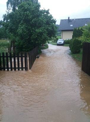 V Chlumanech zalila několik domů voda z rozvodněného potoka a rybníka.