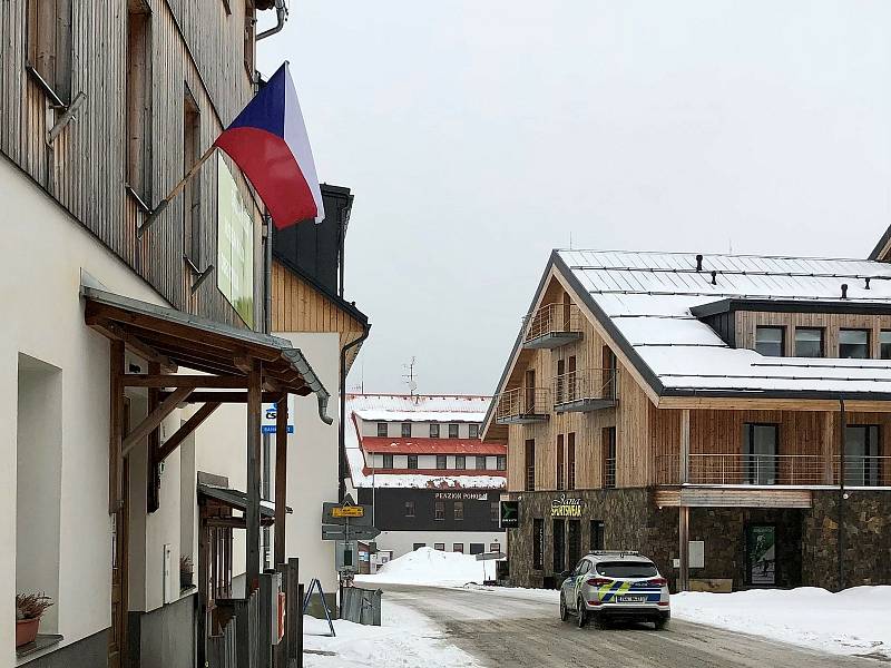 V šumavské Kvildě jsou v ulicích jen policisté a armáda, turisté zmizeli. Foto: Václav Vostradovský