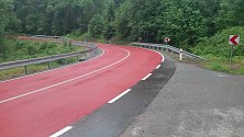 Protismykový povrch na silnici z Prachatic na Libínské Sedlo je hotový. Silnice je od pondělí 13. června otevřená.