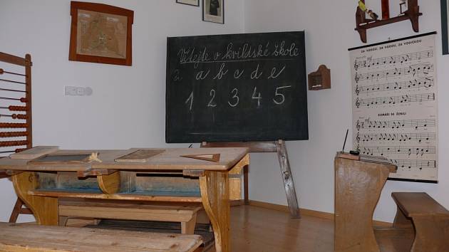 Ukázku toho, jak kdysi vypadala školní třída v Kvildě najdou návštěvníci v malém muzeu v budově Obecního úřadu Kvilda.