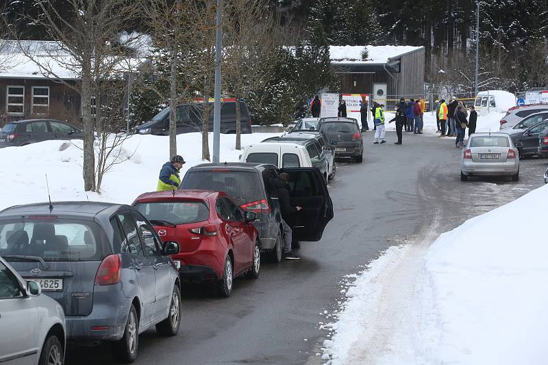 Pendleři na hraničním přechodu ve Strážném na Prachaticku v sobotu 13. února.