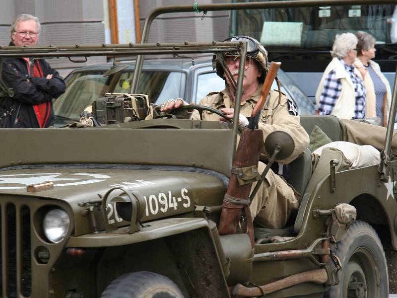 Historická vojenská auta přijíždějí na prachatické náměstí.