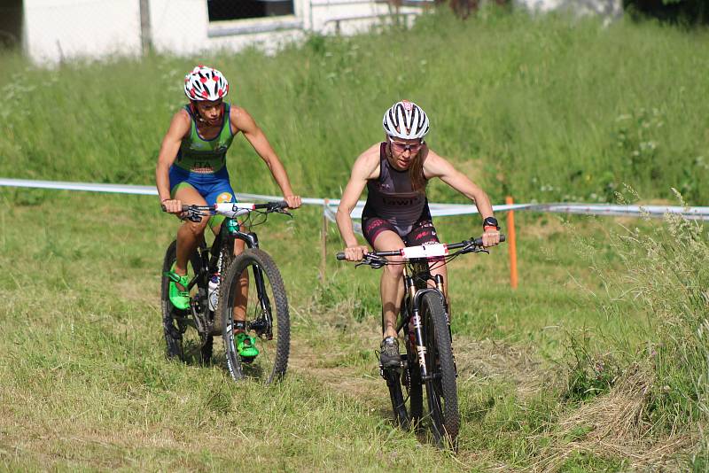 Triatlonistky připravily při Short tracku fanouškům skvělou podívanou.