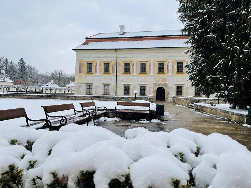 Čerstvou sněhovou peřinou zahájil letošní sezonu zámek Kratochvíle.