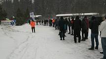 Fronta dlouhá kilometr se v sobotu 23. ledna táhla před testovacím místem na hraničním přechodu Strážný - Philippsreut.