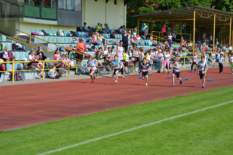 Městský stadion se zaplnil dětmi. Dům dětí a mládeže pro ně připravil atletickou soutěž.