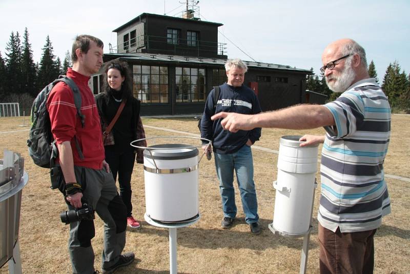 Den otevřených dveří připravil Český hydrometeorologický ústav na svých stanicích. Své dveře zájemcům otevřeli i na Churáňově.