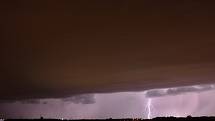 Blesk a shelf cloud na čele bouřkového systému nad Prahou