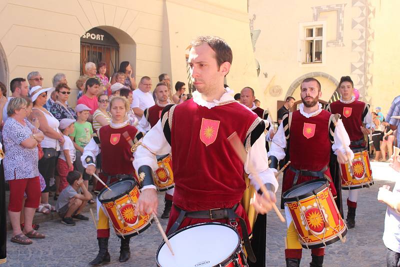 Kočár tažený koňmi přivezl na Velké náměstí Leonu Machálkovou. V průvodu se představili všichni účinkující.