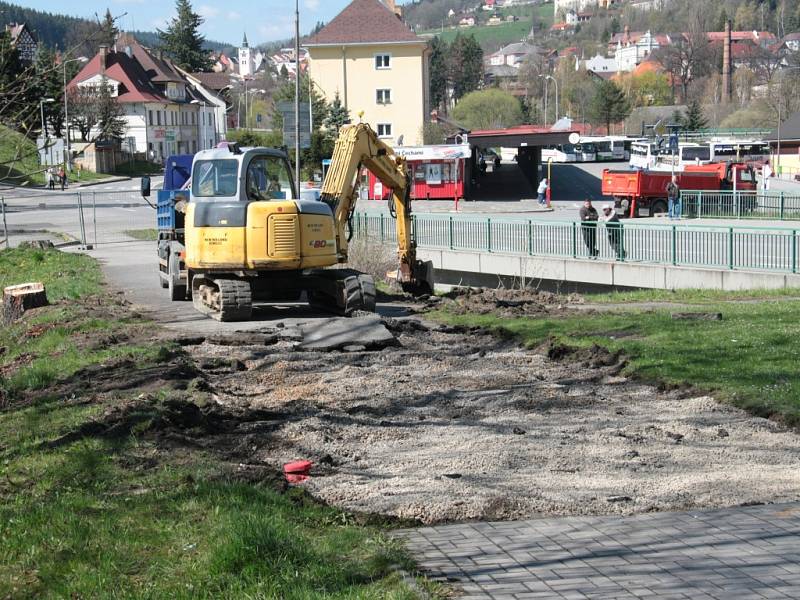 Firma Strabag zahájila v úterý práce na stavbě nové okružní křižovatky ve Vimperku. První na řadě je demolice lávky pro pěší.