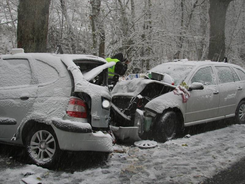 Při srážce dvou osobních na Rozvodí u Volar bylo zraněno sedm lidí, z toho dva těžce.