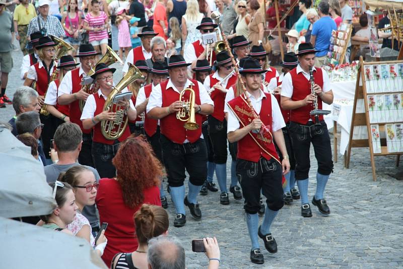 Slavnosti Zlaté stezky v Prachaticích zahájil v pátek v 17 hodin slavnostní průvod a historická ceremonie věnovaná zasedání městské rady nad návrhem nové prachatické kašny.