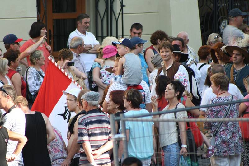 Slavnosti Zlaté stezky v Prachaticích zahájil v pátek v 17 hodin slavnostní průvod a historická ceremonie věnovaná zasedání městské rady nad návrhem nové prachatické kašny.