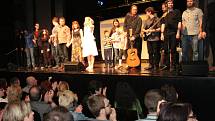 Do nového projektu Marcely Haspeklové a Petry Kůsové se nakonec zapojilo patnáct dospělých a šest dětských herců a zpěváků a pět hudebníků. Všem aplaudovalo zaplněné hlediště Městského divadla v Prachaticích při páteční premiéře Ledové země.