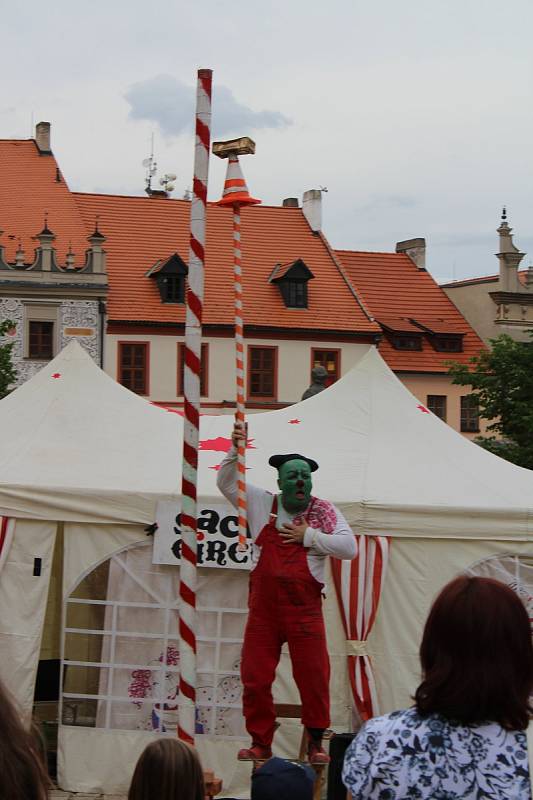 Stan na Velkém náměstí rozbalil při Muzejní noci Brick Cirk Cirkus Sakra. Klaun do svého vystoupení zatáhl i malé diváky. Ti se všichni skvěle bavili.