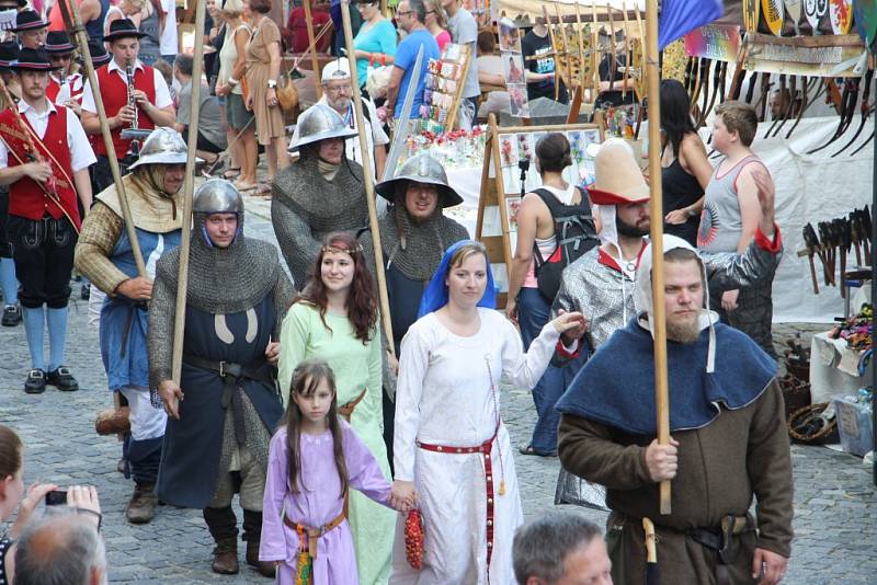 Slavnosti Zlaté stezky v Prachaticích zahájil v pátek v 17 hodin slavnostní průvod a historická ceremonie věnovaná zasedání městské rady nad návrhem nové prachatické kašny.