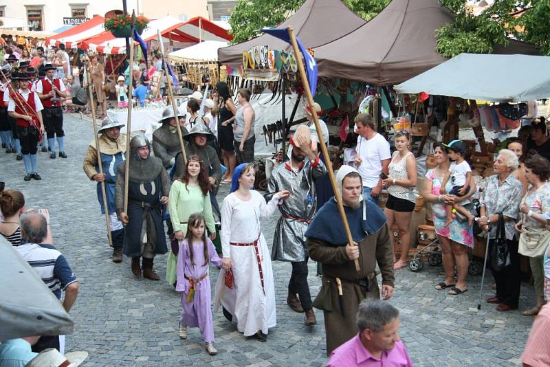 Slavnosti Zlaté stezky v Prachaticích zahájil v pátek v 17 hodin slavnostní průvod a historická ceremonie věnovaná zasedání městské rady nad návrhem nové prachatické kašny.