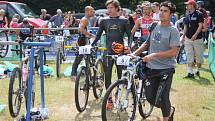 Xterra Czech Prachatice 2013 - kategorie Elite. Závodníci se pomalu připravují na start hlavního závodu.