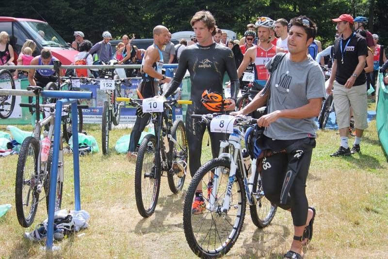 Xterra Czech Prachatice 2013 - kategorie Elite. Závodníci se pomalu připravují na start hlavního závodu.