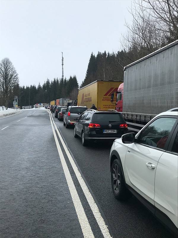 Kolona zhruba dva kilometry stojí na hraničním přechodu Strážný. Němci kontrolují každého, kdo chce do Bavorska. Foto: Z Facebooku