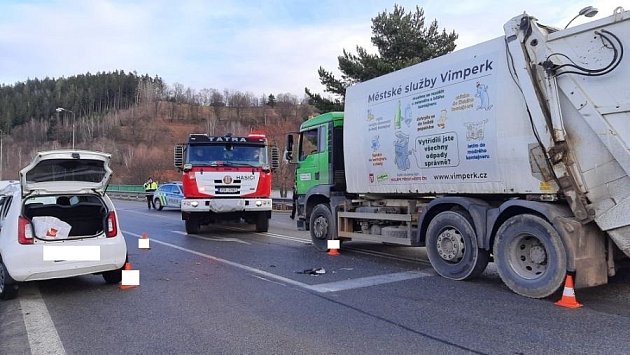 Řidička se srazila s popelářským vozem. Těžce zranila sebe i spolujezdkyni.