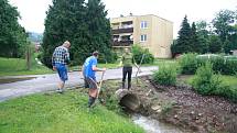 Tři domy, ve kterých počítají majitelé škody,  vytopené sklepy, podmáčené trávníky a nepořádek. To všechno za sebou nechala voda, která protekla obcí Chlumany na Prachaticku v sobotu 22. června.