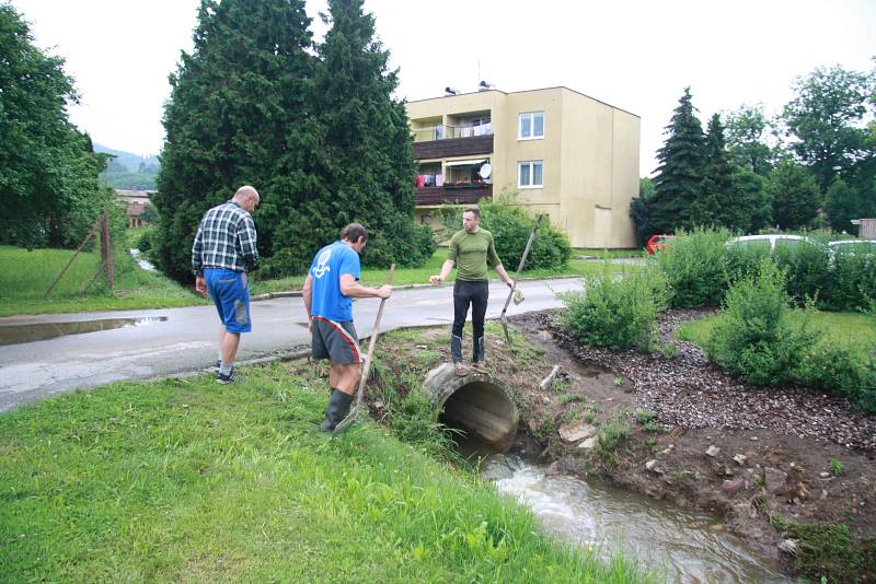 Tři domy, ve kterých počítají majitelé škody,  vytopené sklepy, podmáčené trávníky a nepořádek. To všechno za sebou nechala voda, která protekla obcí Chlumany na Prachaticku v sobotu 22. června.