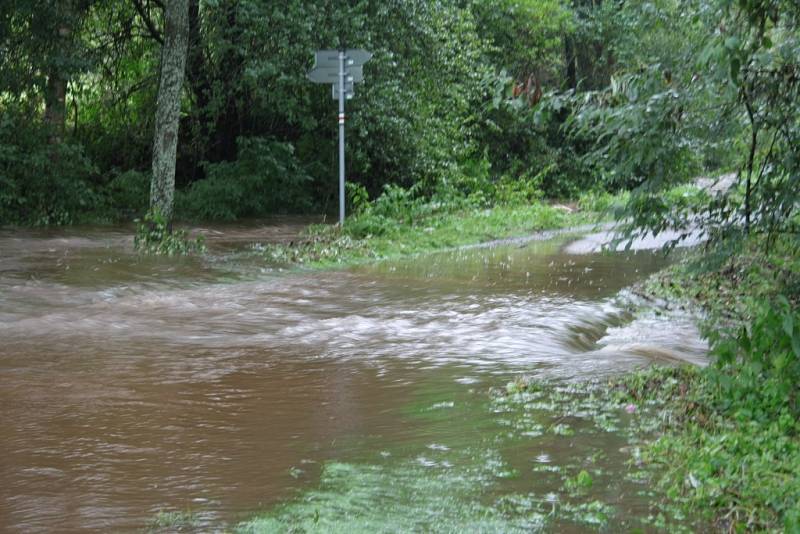 Zlatý potok je venku z břehů, Záhořský potok navíc zaplavil i místní účelovou komunikaci a turistickou trasu pod Záhořím.