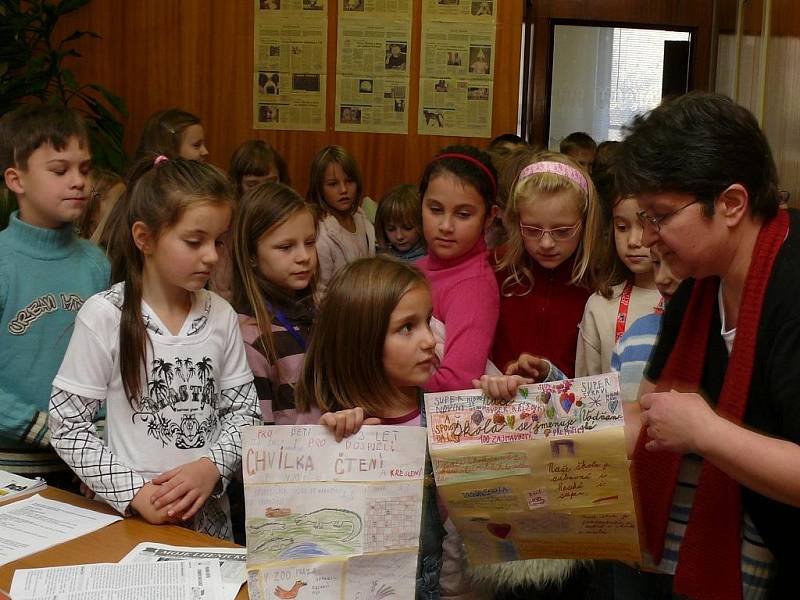 Žáci II. A navštívili ve čtvrtek 12. listopadu redakci Prachatického deníku. Těm, kteří dobře poslouchali, určitě nebude dělat problém, napsat domácí úkol o tom, jak se dělají noviny.