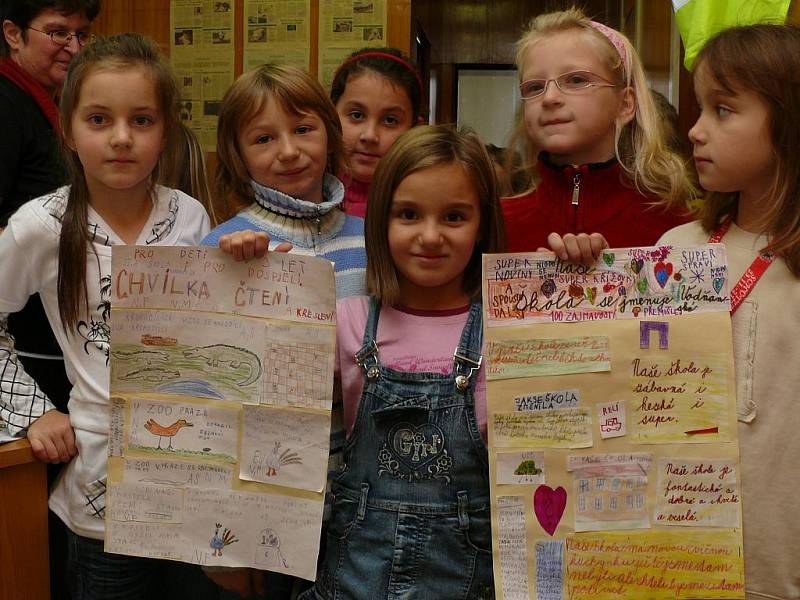 Žáci II. A navštívili ve čtvrtek 12. listopadu redakci Prachatického deníku. Těm, kteří dobře poslouchali, určitě nebude dělat problém, napsat domácí úkol o tom, jak se dělají noviny.