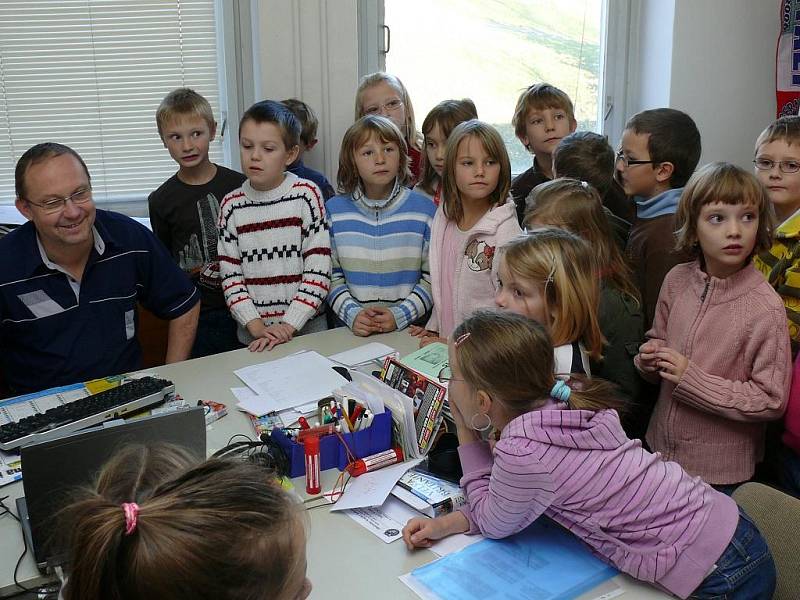 Žáci II. A navštívili ve čtvrtek 12. listopadu redakci Prachatického deníku. Těm, kteří dobře poslouchali, určitě nebude dělat problém, napsat domácí úkol o tom, jak se dělají noviny.