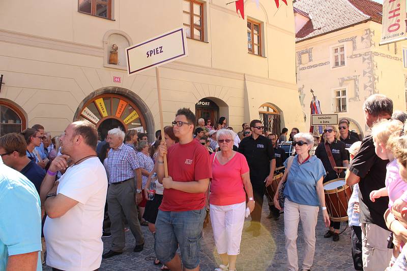 Kočár tažený koňmi přivezl na Velké náměstí Leonu Machálkovou. V průvodu se představili všichni účinkující.