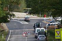 Stavba okružní křižovatky u Těšovic se po téměř patnácti týdnech chýlí ke konci.