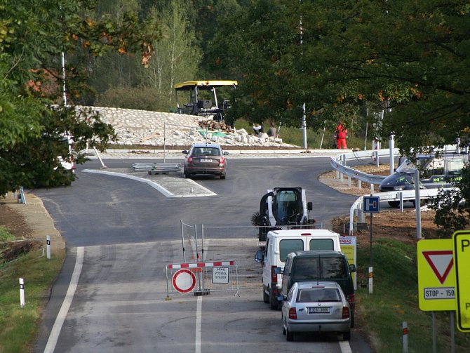 Stavba okružní křižovatky u Těšovic se po téměř patnácti týdnech chýlí ke konci.