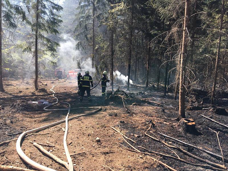 U požáru lesa u obce Ktiš na Prachaticku vyhlásili hasiči druhý stupeň požárního poplachu.
